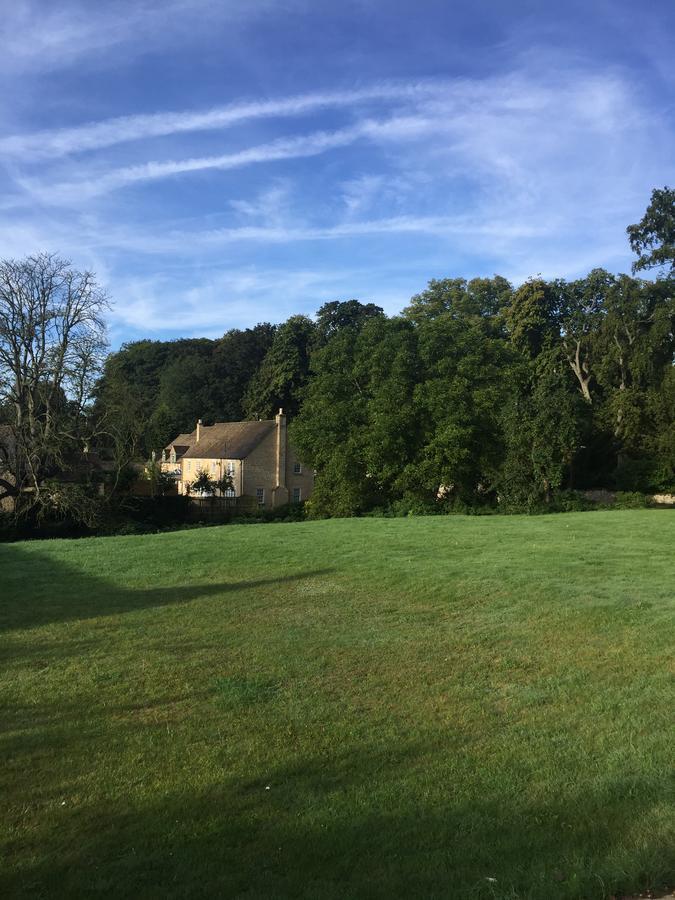 The Fox And Hounds Hotel Oakham Bagian luar foto